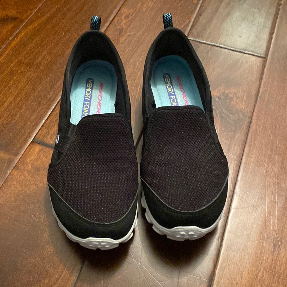 Skechers - Memory Foam - Black - size 8.5